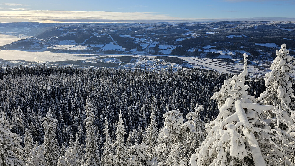 Til tross for kulda ble det jobbet for fullt på den nye E6en og brua over Lågen