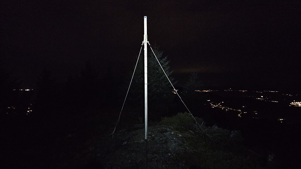 Bra utsikt fra toppen også i mørket. Liten markering på høyeste punkt