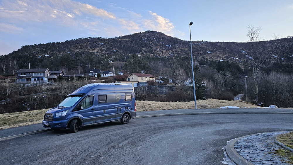 Jeg stod parkert på snuplassen i natt. Toppen i bakgrunnen