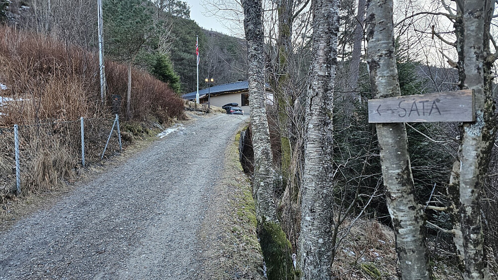 Stien startet opp til venstre før det øverste huset