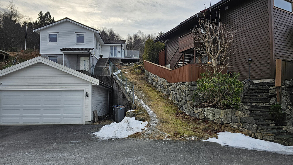 Opp denne gutua kom man opp i skogen ovenfor husene