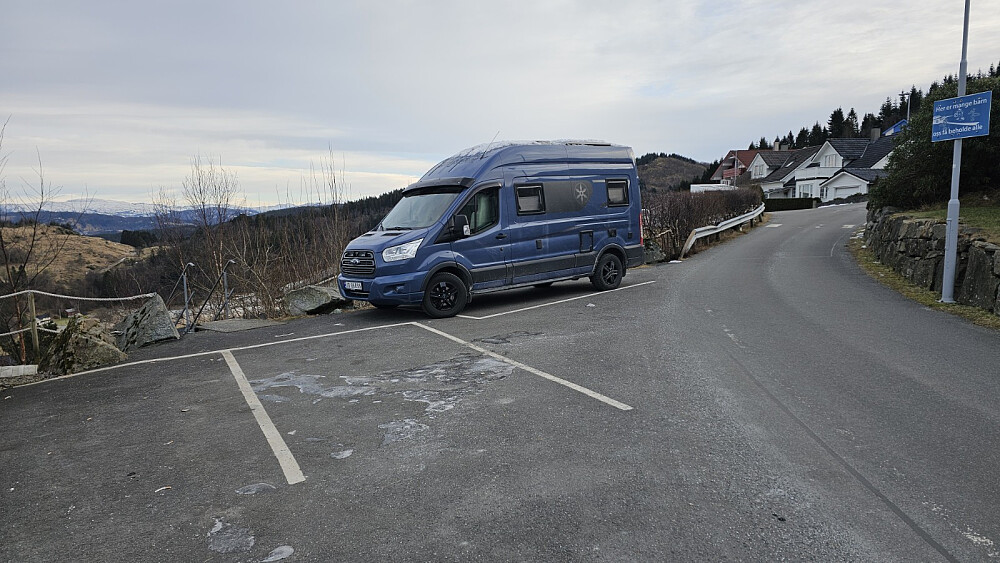 Bra med parkeringsplasser på veien ved de øvre husene