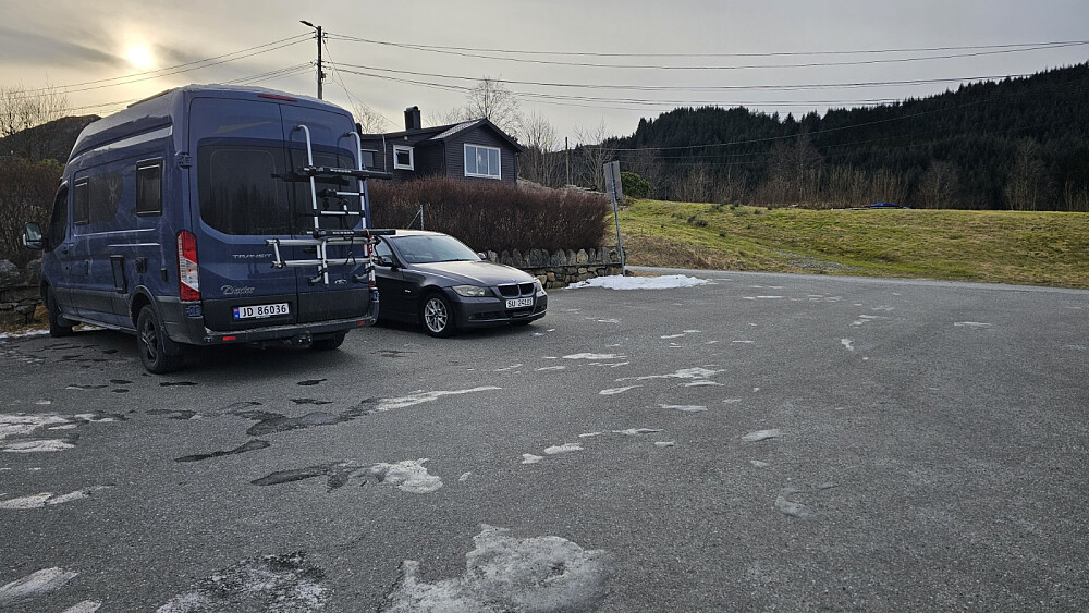 Stor parkeringsplass hvor det ikke var forbud mot bobiler. Jeg valgte å stå her til neste dag