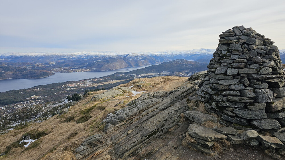 Snødekte topper lengre inn, så det ble å holde seg på de lavere toppene de kommende dagene