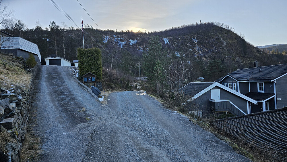 Rett før veis ende tok stien av opp til venstre. Litt oppe i lia traff jeg 2 damer som hadde bommet på stien i starten, og som hadde hatt en hard tur i terrenget før de fant stien langt oppe i lia