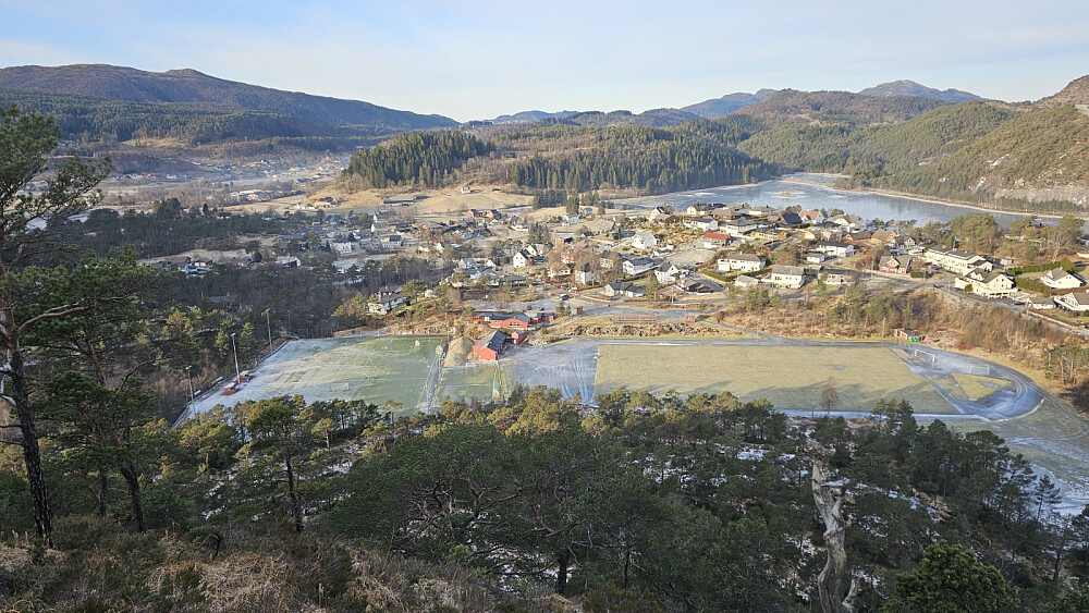 Utsikt ned mot start fra et utkikkspunkt litt oppe i fjellsiden