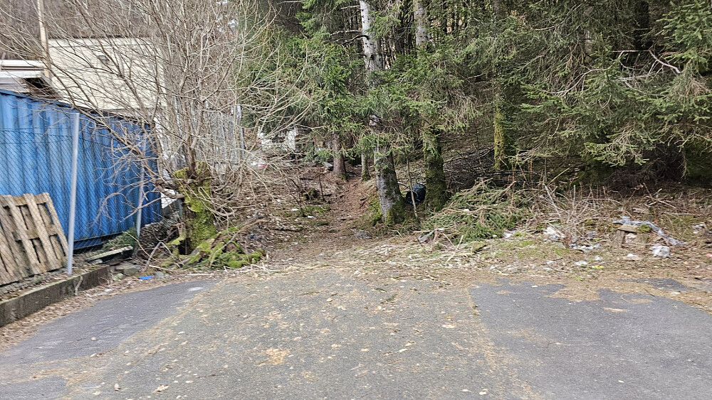 Jeg gikk inn mellom 2 industribygg og fant stien bak dem