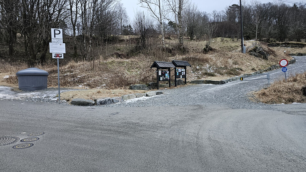 Forbud mot bobiler på parkeringsplassen, så jeg stod litt lengre ned i veien. Turstart opp til høyre her