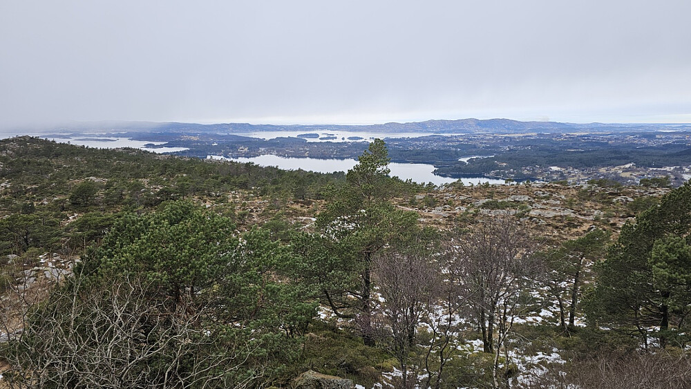 Flott utsikt sørover hvor det var en snøbyge på tur mot oss