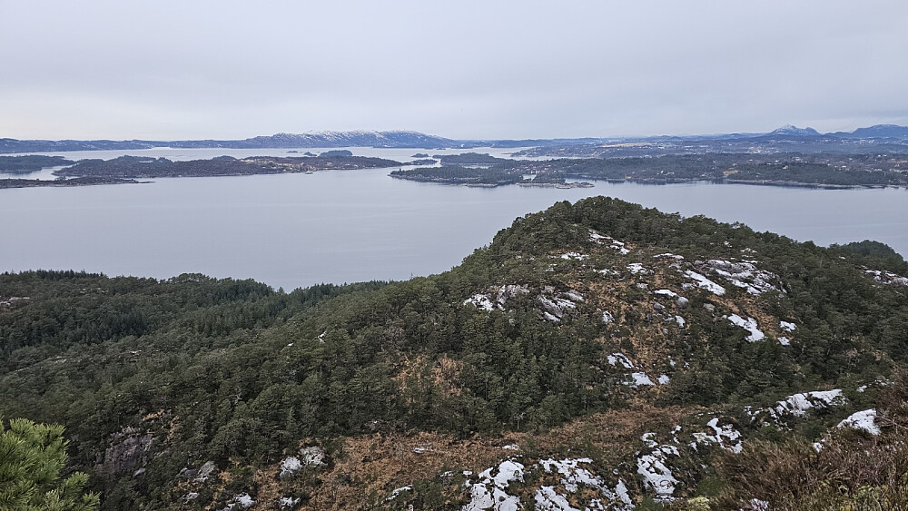 Utsikt nordover og med Flesland litt til høyre i bildet