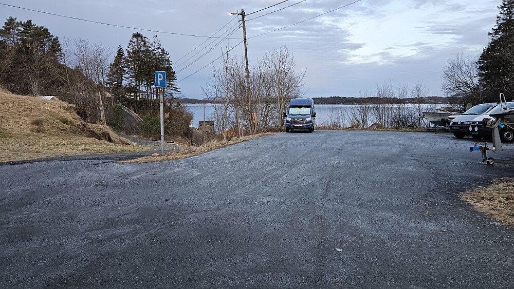 Stor parkeringsplass rett før fergeleie