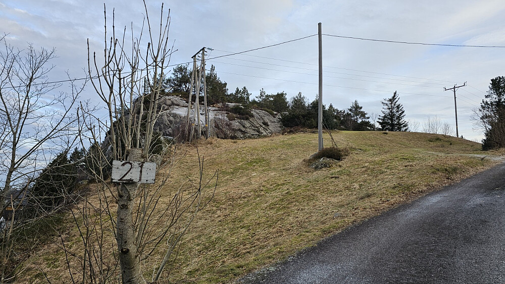 Ikke lett å finne stien der vi tok av veien, men den gikk rett opp berget her