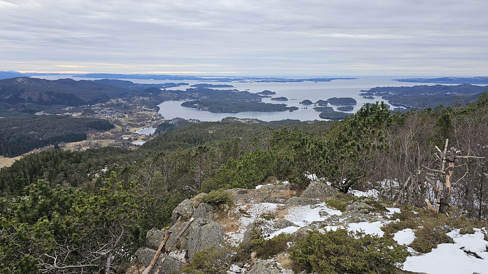 Flott utsikt fra toppen. Vi var 6 stykker på toppen i dag, og flere møtte jeg på tur ned