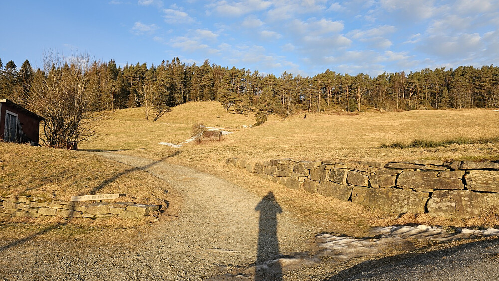 Etter å ha gått et stykke på veien, tok jeg av stien opp her
