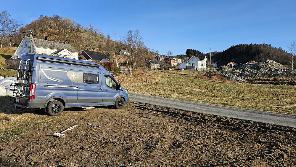 Jeg parkerte på jordet rett nedenfor bebyggelsen