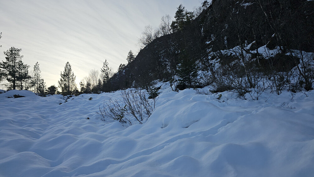 Etter det øvre flyvraket gikk det trått. Jeg begynte å tråkke igjennom til knes og det var enda 200 høydemetre igjen til toppen. Det ble da til at jeg revurderte, og snudde