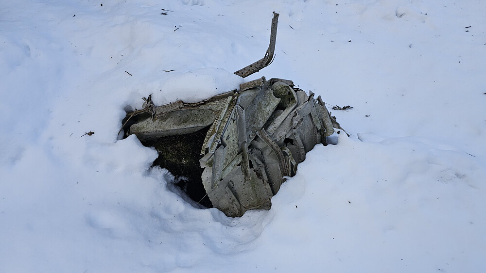 Flydel. Etter nedre flyvrak bar det bratt opp og jeg begynte å tråkke igjennom. Jeg oppdaget at jeg spant med ene foten. Broddene hadde ramlet av den venstre skoen. Da måtte jeg gå flere hundre meter tilbake før jeg fant dem igjen