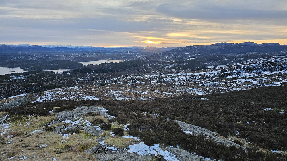 Sola kikket så vidt i gjennom skyene