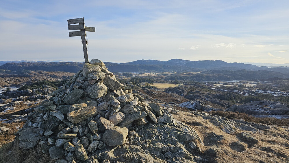Høyeste punkt på Signalen og bort mot dagens 2 første topper