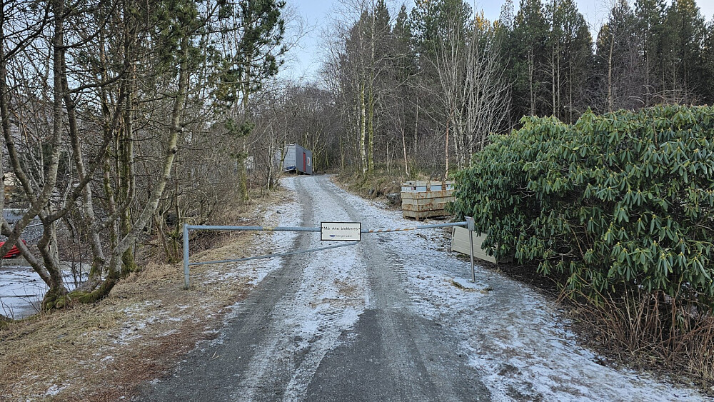 Tilbakeblikk opp der turen startet ved kirka