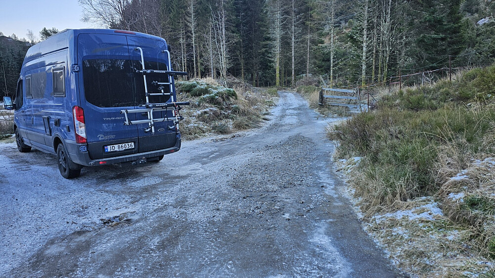 Stien startet opp til høyre her 