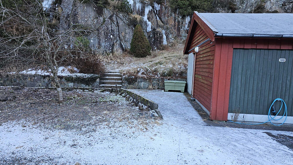 Bak garasjen startet stien med en liten trapp