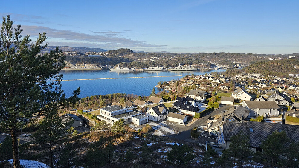 Utsikt over mot krigsskip som ligger til kai