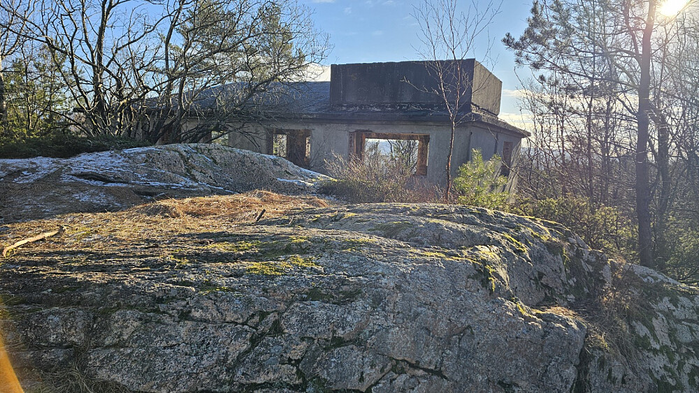 Ruin etter et komandosenter rett ved toppen