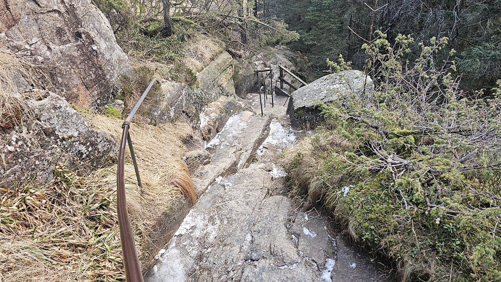 Bratt parti med rekkverk og trapp