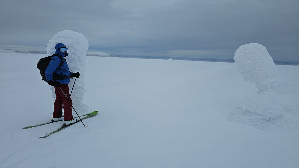 Helt flatt inne ved høyeste punkt. Bra utsyn men været reduserte sikten noe