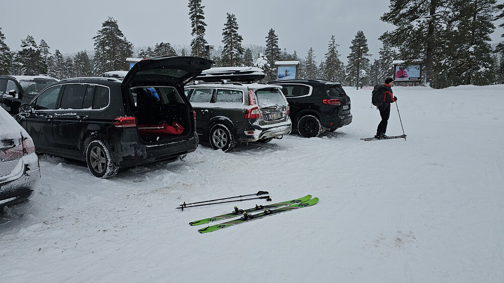 Mye biler på parkeringsplassen der vi startet turen