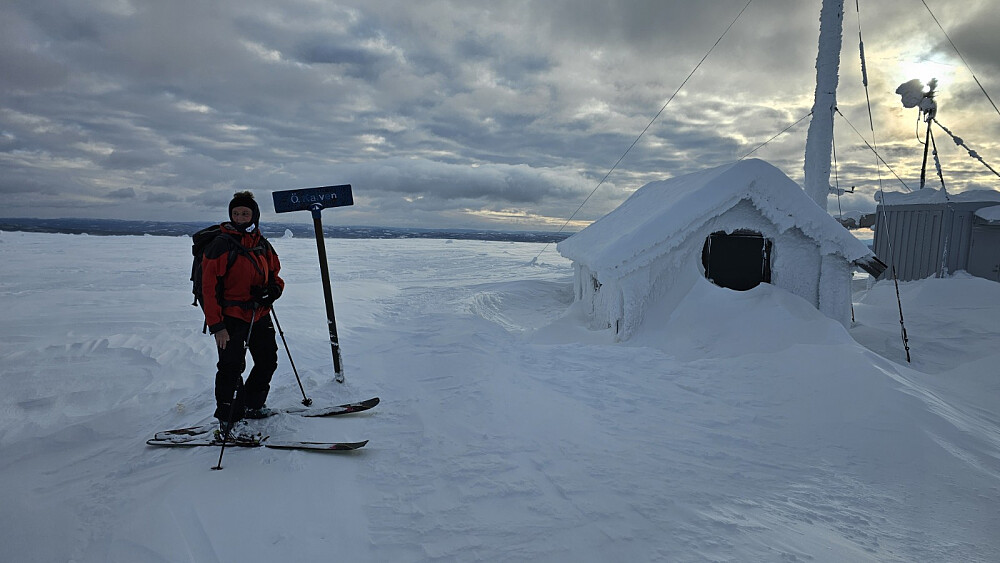 Nødbu og antenne på toppen av Östra Kalven