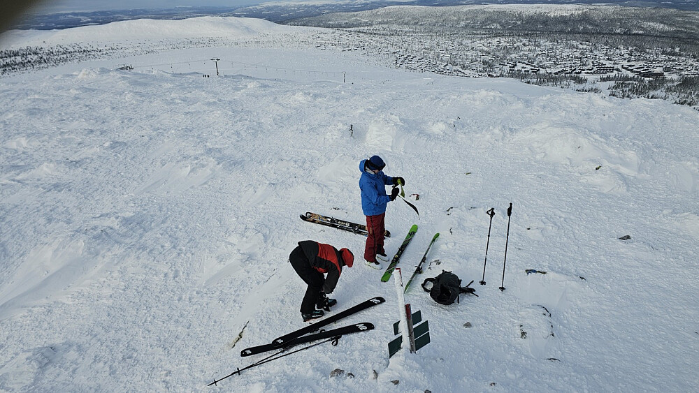 Da tok vi av fellene og gledet oss til en fin aketur ned igjen