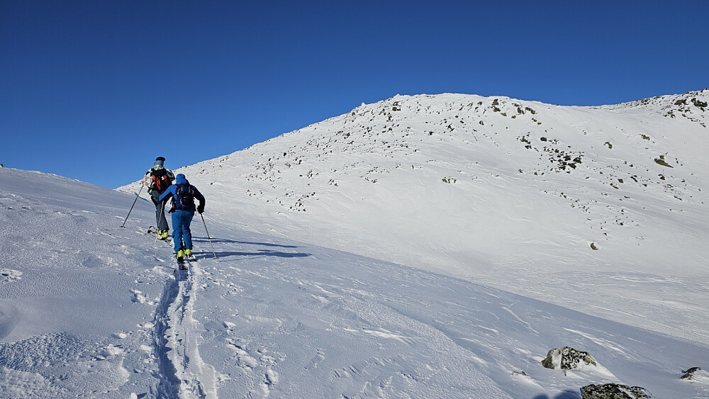 Bratt opp mot toppen. Vi akte ned igjen på andre siden