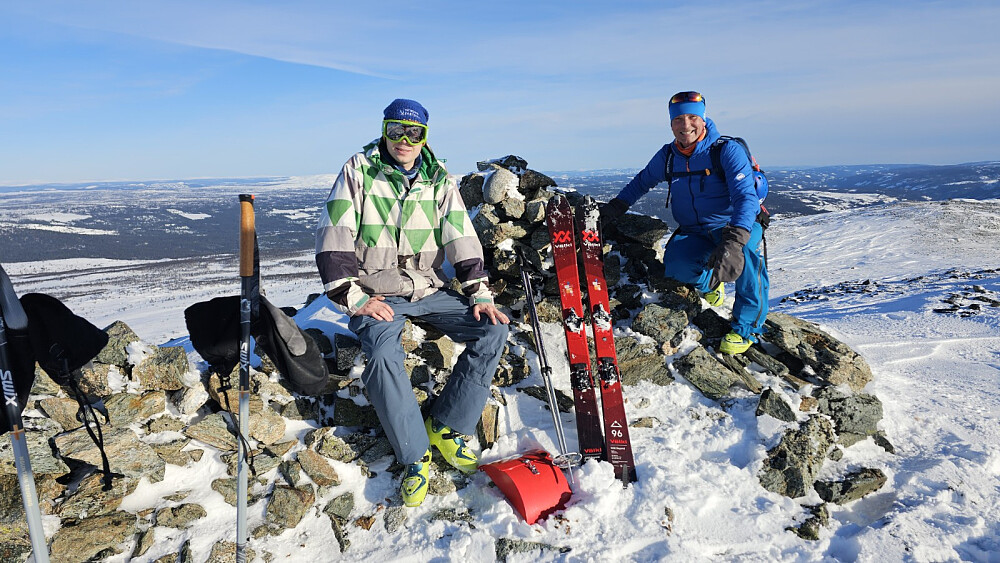 Etter en flott aketur ned fra Storhøa, ble det en ny motbakke opp på Søre Gråhøa, men herfra ventet det en lang aketur ned igjen