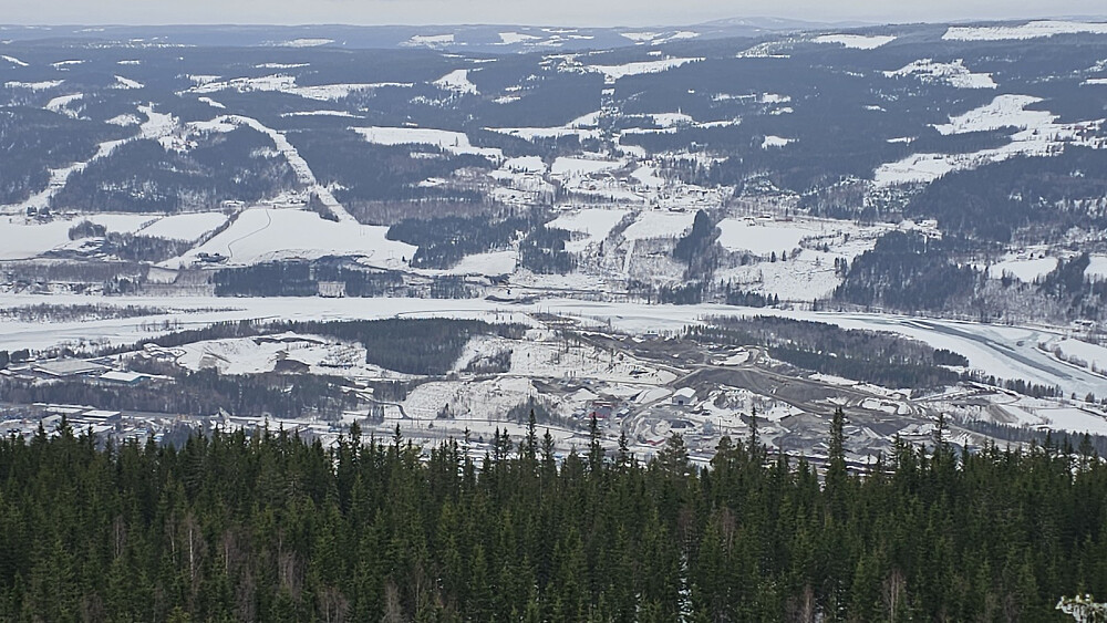 Fra utkikkspunktet og ned på anleggsområdet for ny E6 i Hovemoen