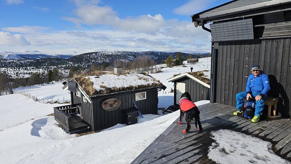 Før vi gikk opp på fjellet ble det en pause i solveggen på en hytte i skogkanten