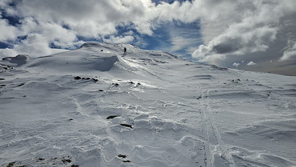 Vi akte den korte turen ned fra Digervardin med fellene på skiene