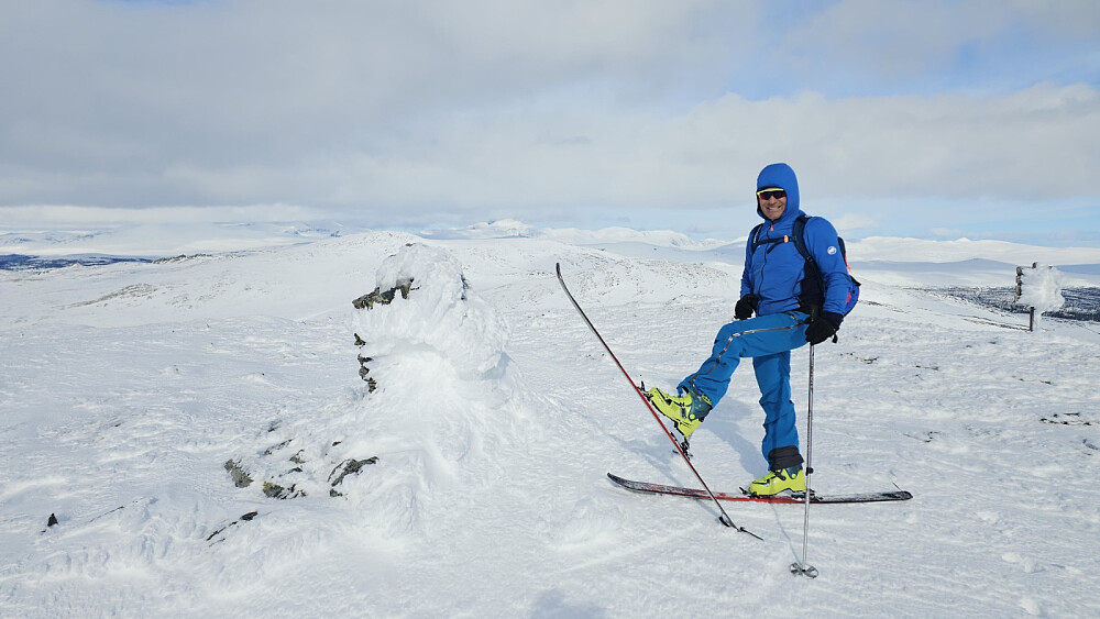 På toppen av Gravdalsfjellet og mot nord. Aketuren ned herfra ble slitsom, da vi stadig skar igjennom snøen. Litt ergelig da det pleier å være svært bra akeforhold her