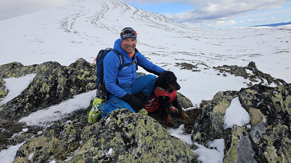 Embla hadde en hard tur i dag med mye gjennomtråkk, men gikk fra oss i motbakkene og holdt følge rimelig greit  nedover