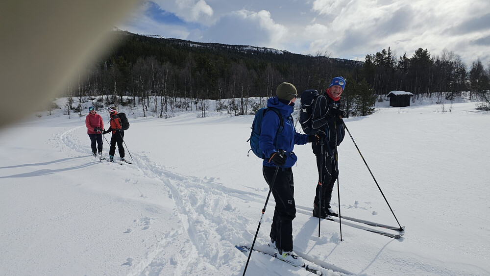 Vi startet i 20 cm løssnø da vi krysset vannet ved start