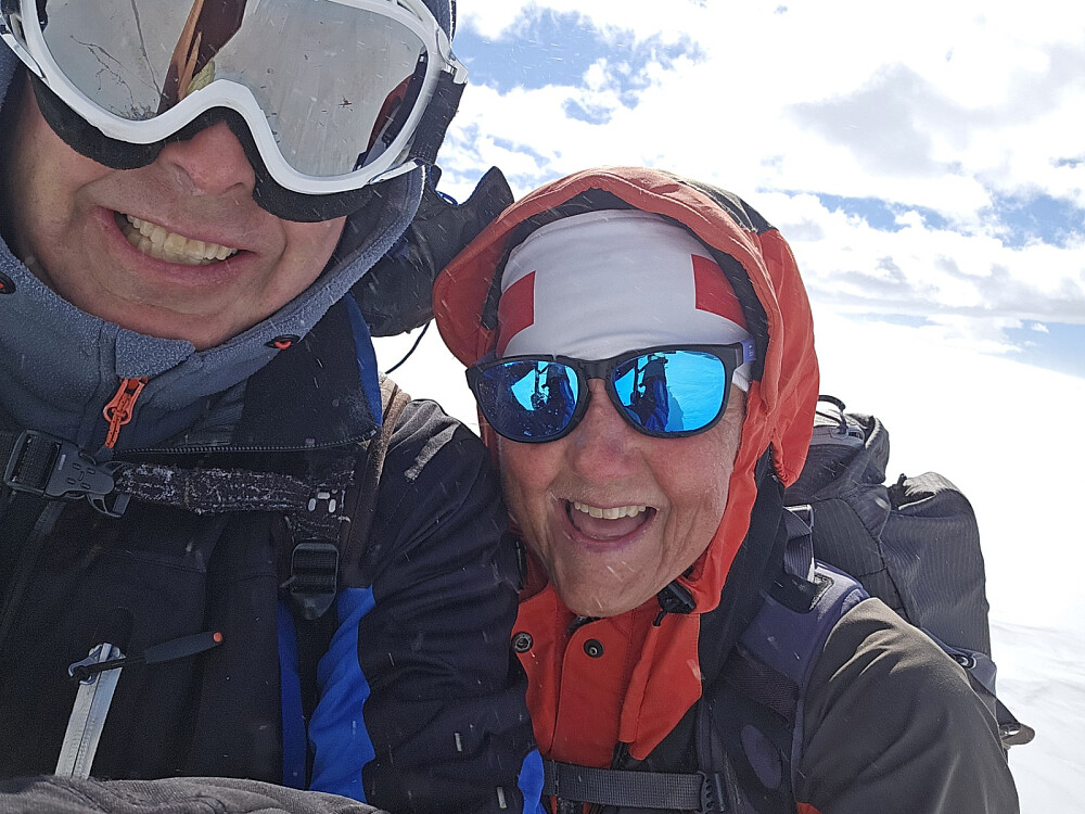 Selfie på returen. Det blåste friskt oppe på fjellet, og på nedturen fikk vi vinden rett imot