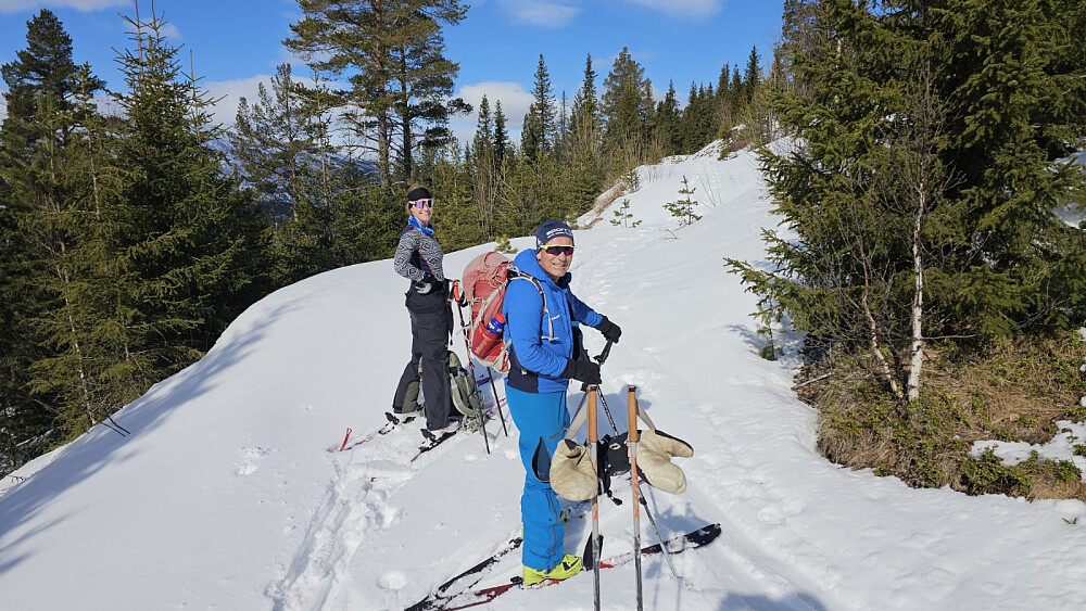 Etter hyttefeltet var det tråkket spor videre opp fjellet, så det var lett å gå
