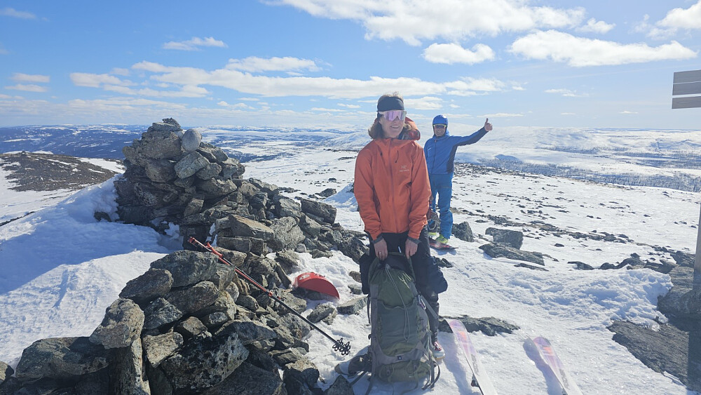 På toppen av Søre Gråhøa. Herfra ble det som vanlig en artig aketur ned igjen til start