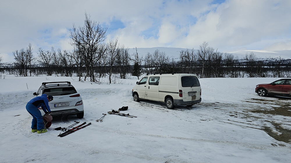 Det var 2 andre biler på parkeringsplassen når vi kom. Ognsjøfjellet i bakgrunnen