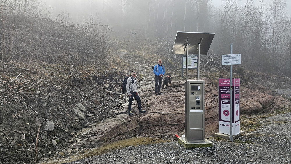 Vi startet på sti i tåka, men kom raskt inn på vei som vi kunne følge et stykke opp