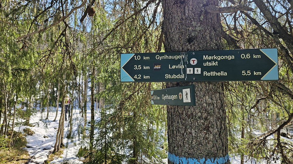 Da startet vi toppstøtet på truger opp bratt sti 