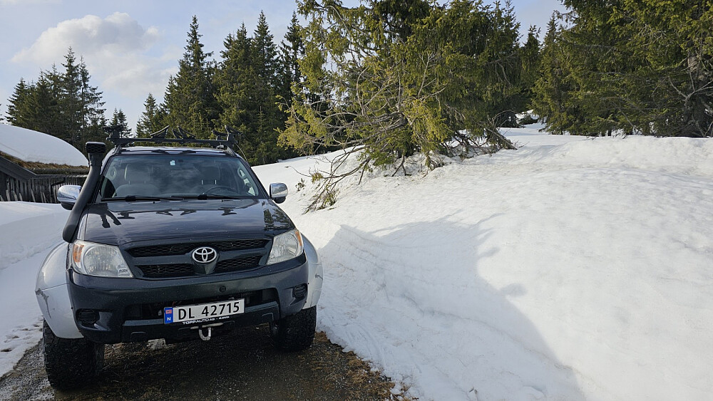 Jeg parkerte innerst ved en hyttevei og tok trugene fatt opp mot fjellet