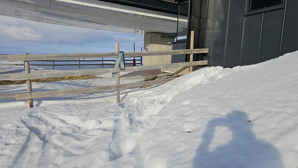 Fellene hang på gjerde og var nå ganske tørre og greie å legge i sekken