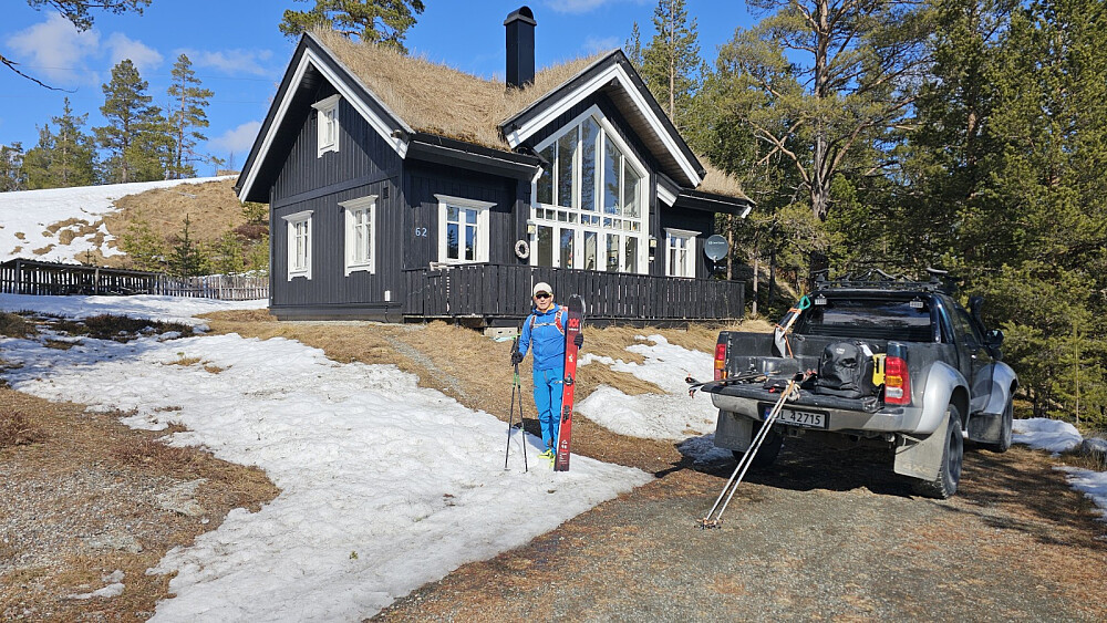 Turstart ved hytta i strålende vintervær